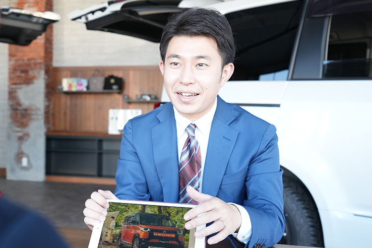 営業スタッフ：安達